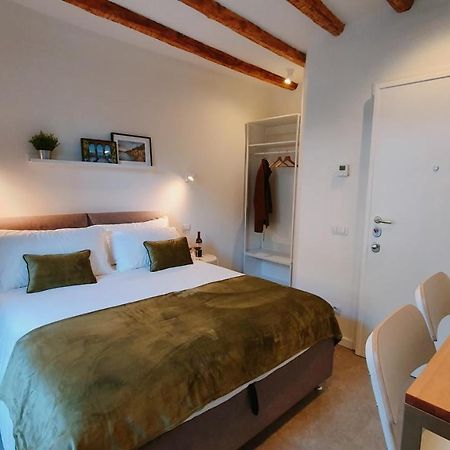 Foscolo 9 Room - Breakfast โกโม ภายนอก รูปภาพ