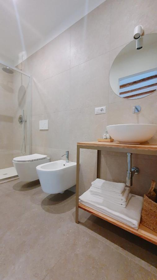 Foscolo 9 Room - Breakfast โกโม ภายนอก รูปภาพ