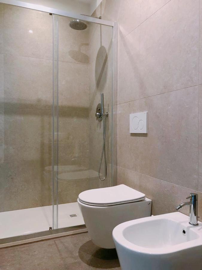 Foscolo 9 Room - Breakfast โกโม ภายนอก รูปภาพ