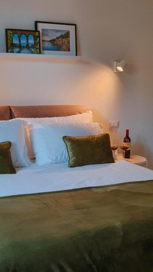 Foscolo 9 Room - Breakfast โกโม ภายนอก รูปภาพ